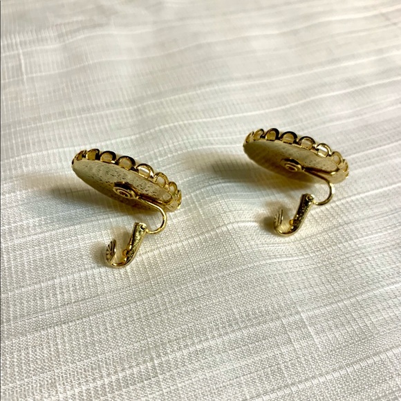 Vintage Mother of Pearl Disc Clip-on Earrings - Picture 4 of 8